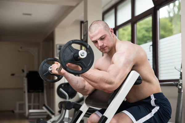 Biceps Exercício com Barbell — Fotografia de Stock