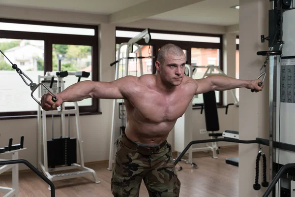 Göğüs egzersiz kablo crossover