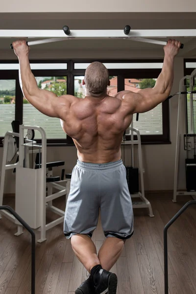 Joven haciendo ejercicio para la espalda — Foto de Stock