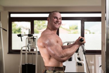 Pazı egzersiz makine üzerinde