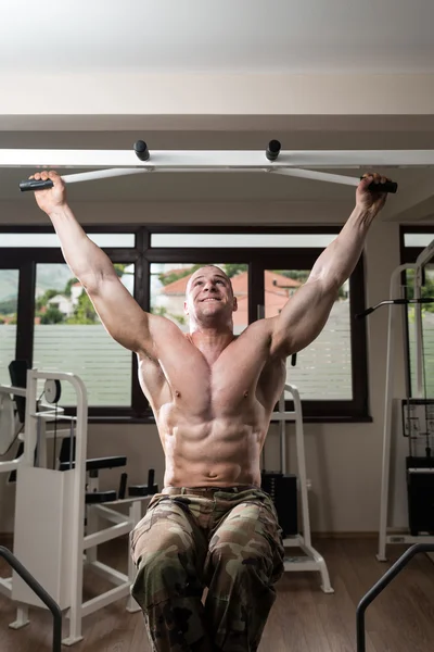 Allenamento in palestra per la schiena — Foto Stock