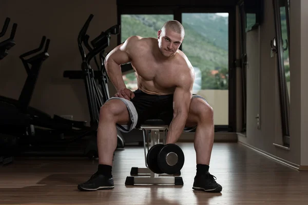 Biceps exercice avec haltère — Photo