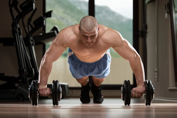 Man Doing Pushups On Dumbbells — Stock Photo, Image