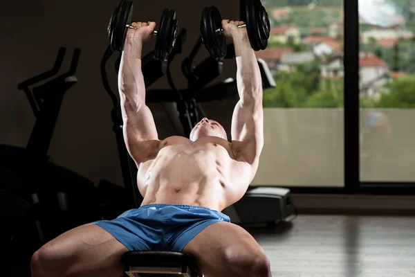 Man werkt Triceps en borst met halters — Stockfoto