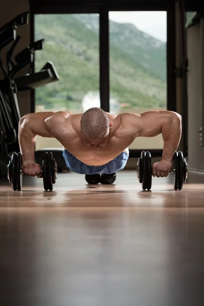 Man Doing Pushups On Dumbbells — Stock Photo, Image