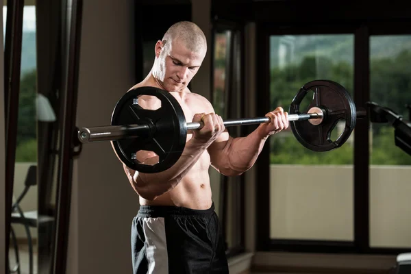 Biceps träning med skivstång — Stockfoto