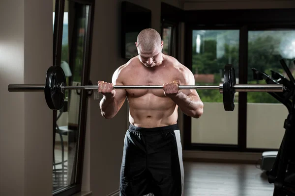 Biceps träning med skivstång — Stockfoto