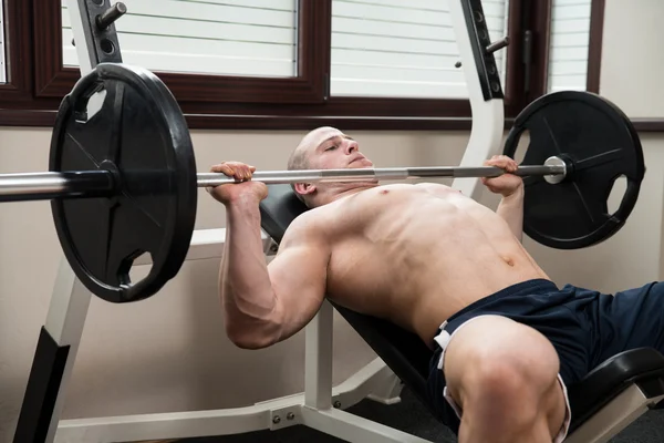 Hrudník cvičení na Bench pressu v tělocvičně — Stock fotografie