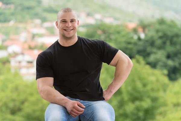 Portret van een glimlachende jonge kerel — Stockfoto