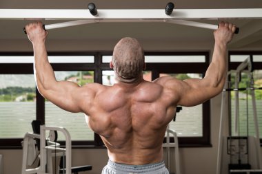 genç adam geri için egzersiz yapmak