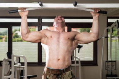 genç adam geri için egzersiz yapmak