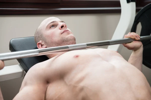 Chest Exercise On Bench Press In Gym — Stock Photo, Image