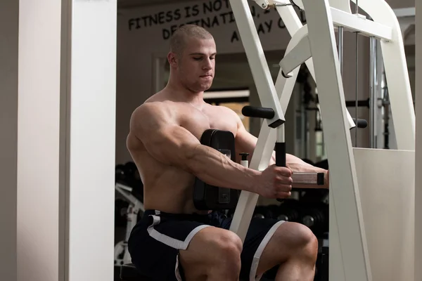 Junger Mann macht Rückenübungen im Fitnessstudio — Stockfoto