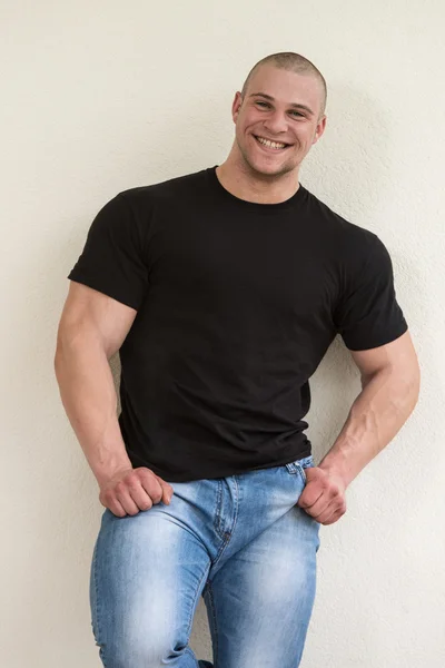 Retrato de um jovem homem de ajuste muscular — Fotografia de Stock