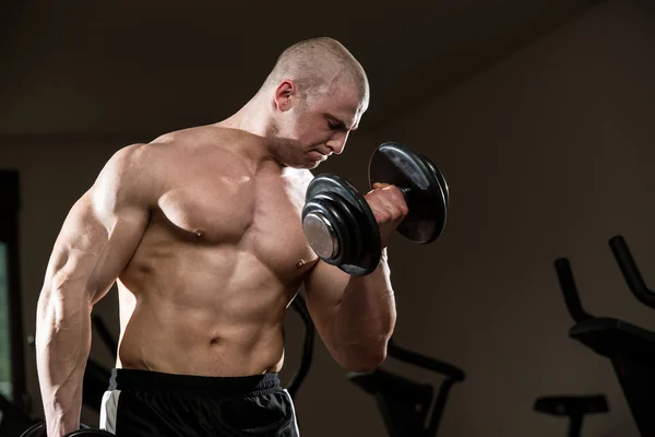 Biceps cvičení s činkami — Stock fotografie