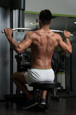 Arap adam arka için ağır egzersiz yaparak