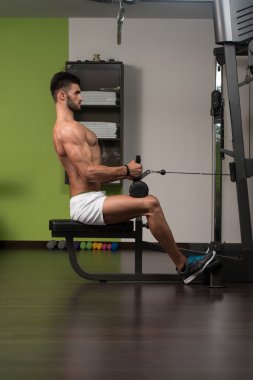 genç adam geri için ağır egzersiz yaparak