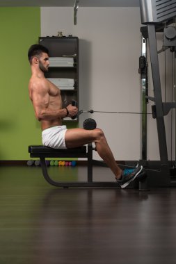 Arap adam arka için ağır egzersiz yaparak