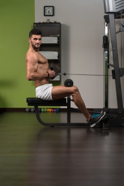 genç adam geri için ağır egzersiz yaparak