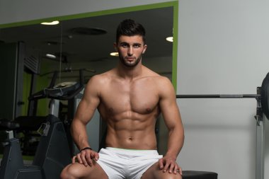 Arap adam onun iyi eğitimli Abs gösterilen