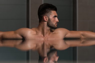 Yüzme havuzunda rahatlatıcı