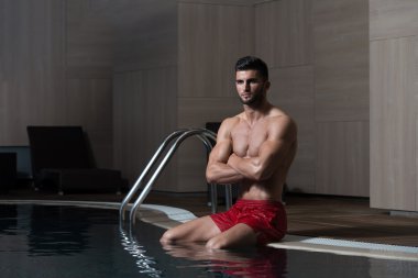 Havuzda dinlenen erkek yüzücü