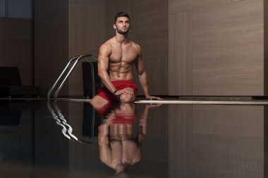 Yüzme havuzunda Resort genç adam