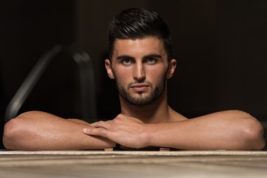 Yüzme havuzunda rahatlatıcı