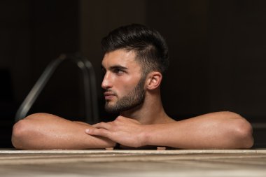 Yüzme havuzunda Resort genç adam