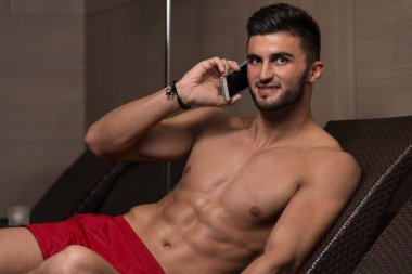 Cep telefonu konuşurken tembel adam