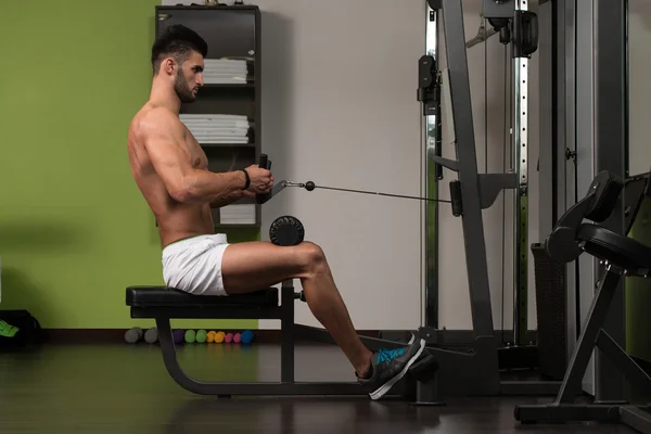 Арабский мужчина делает тяжелые упражнения веса для спины — стоковое фото