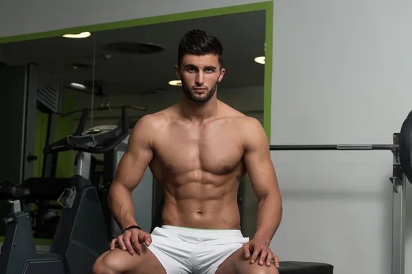 Hombre árabe mostrando sus abdominales bien entrenados — Foto de Stock