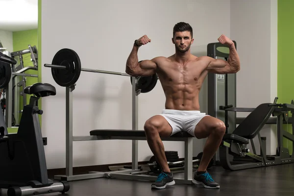 Jeune homme en bonne santé Muscles flexibles — Photo