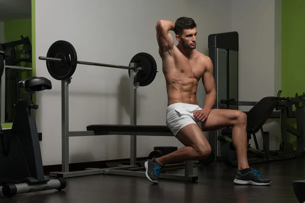 Hombre joven saludable Flexing Músculos — Foto de Stock