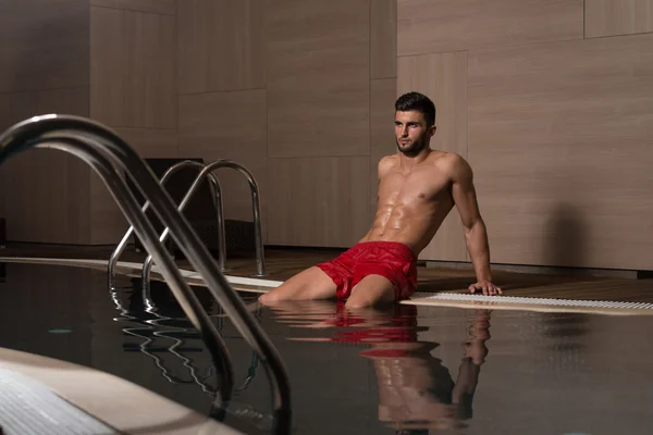 Male Swimmer Resting In Pool — Stock Photo, Image