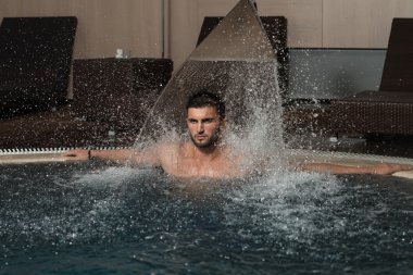 Yüzme havuzunda rahatlatıcı