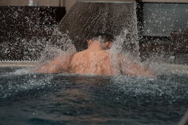 Yüzme havuzunda Resort genç adam