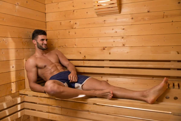 Hombre atractivo descansando relajado en la sauna — Foto de Stock