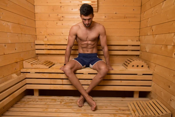 Man rust ontspannen In de hete Sauna — Stockfoto