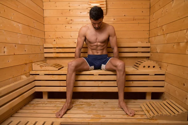Relaxando na sauna quente — Fotografia de Stock