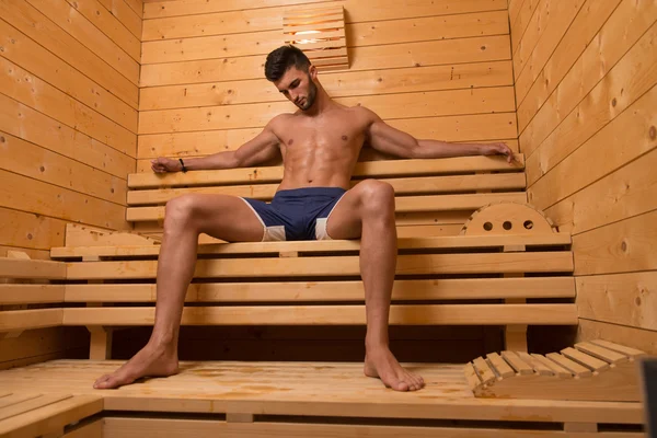 Homem atraente descansando relaxado na sauna — Fotografia de Stock