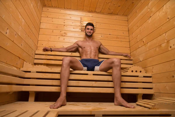 Porträt eines muskulösen Mannes, der sich in der Sauna entspannt — Stockfoto