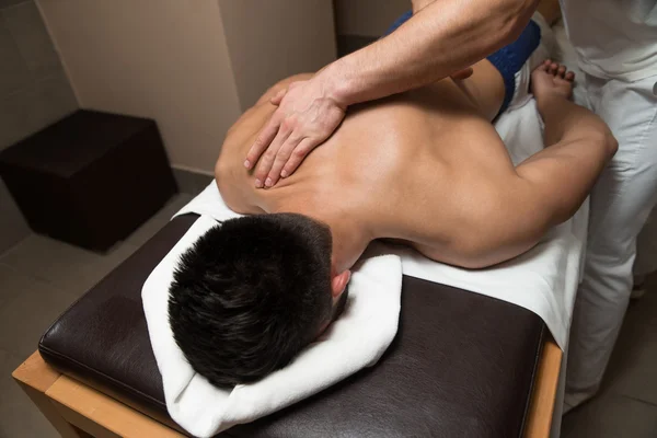 Hombre teniendo espalda masaje en un spa centro — Foto de Stock