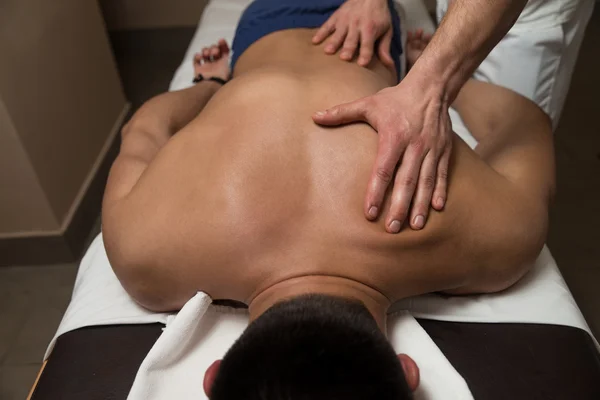 Jovem desfrutando de uma massagem — Fotografia de Stock