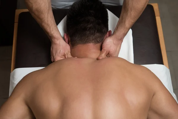 Jovem desfrutando de uma massagem — Fotografia de Stock