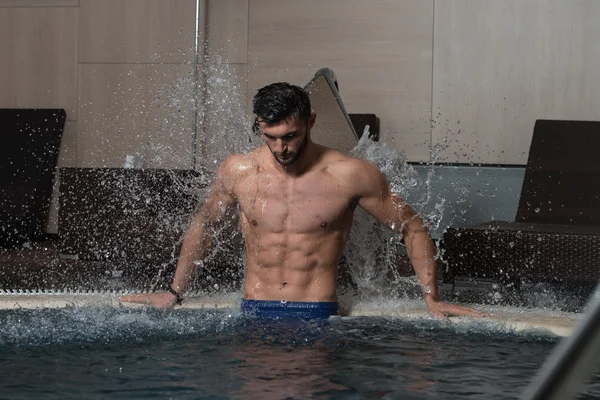 Maillot de bain masculin reposant dans la piscine — Photo