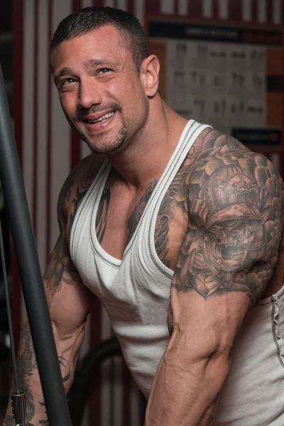 Mannelijke bodybuilder doen zware gewicht oefening voor triceps — Stockfoto