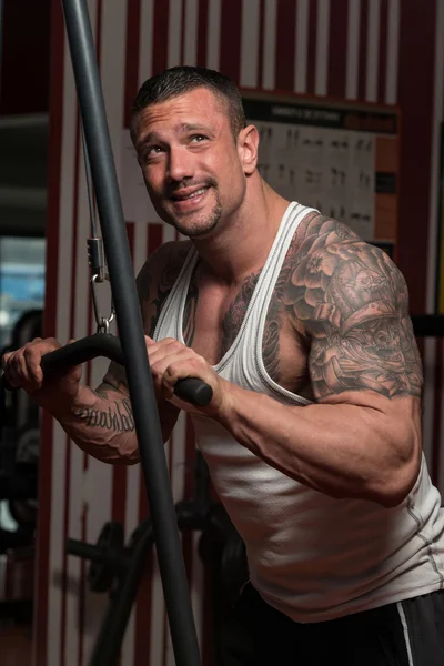 Мужчина культурист делает тяжелые упражнения веса для трицепсов — стоковое фото