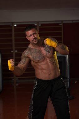 güçlü kas karışık dövüş sanatları savaşçı