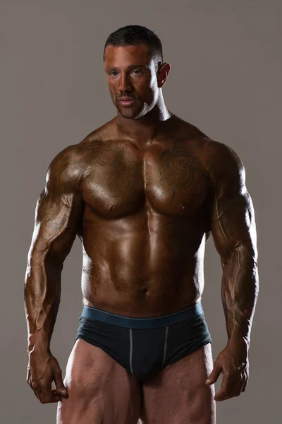 Müder Bodybuilder nach posierendem Bodybuilding — Stockfoto